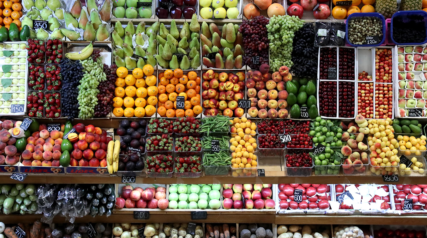 Плодовые товары. Выкладка овощей и фруктов. Прилавок с овощами и фруктами. Витрина овощи фрукты. Овощи на рынке.