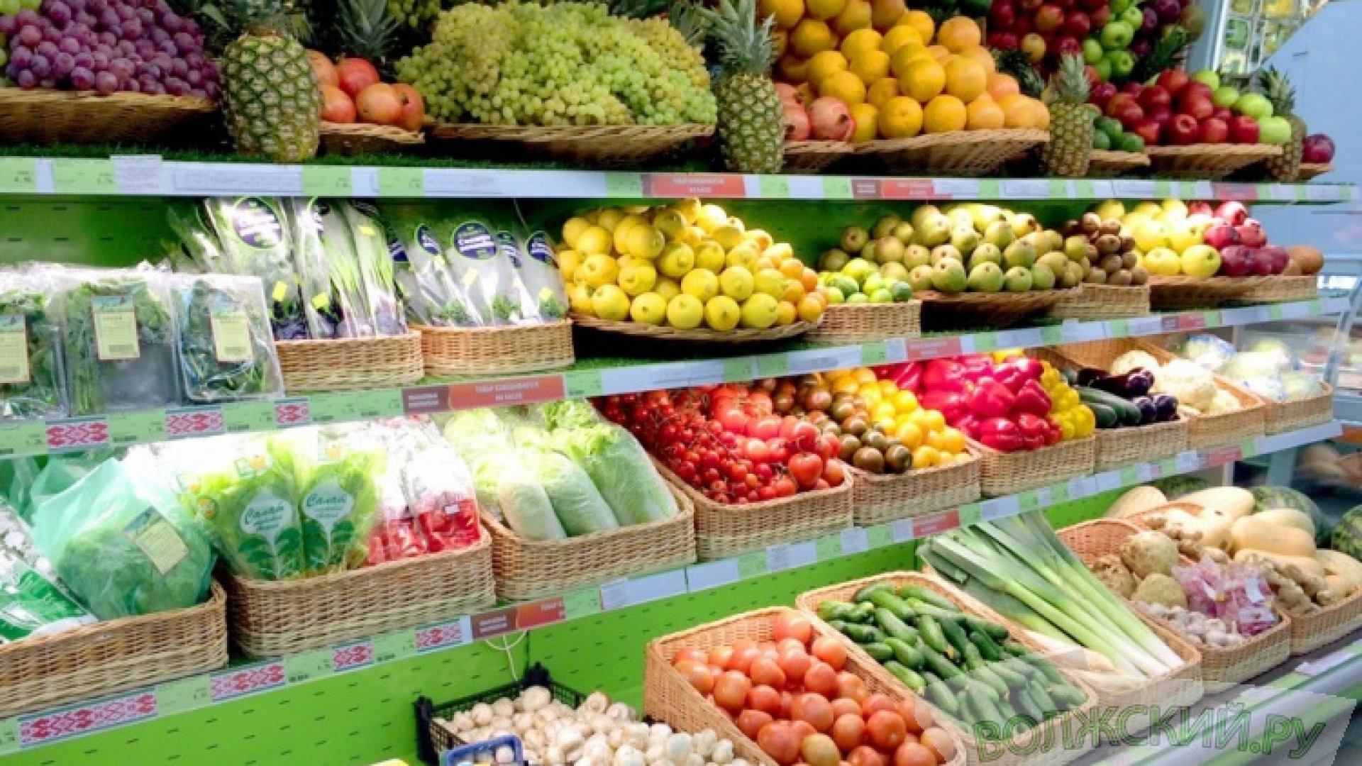 Плодовые товары. Выкладка овощей и фруктов. Овощной прилавок. Овощи на прилавке. Прилавок с овощами и фруктами.