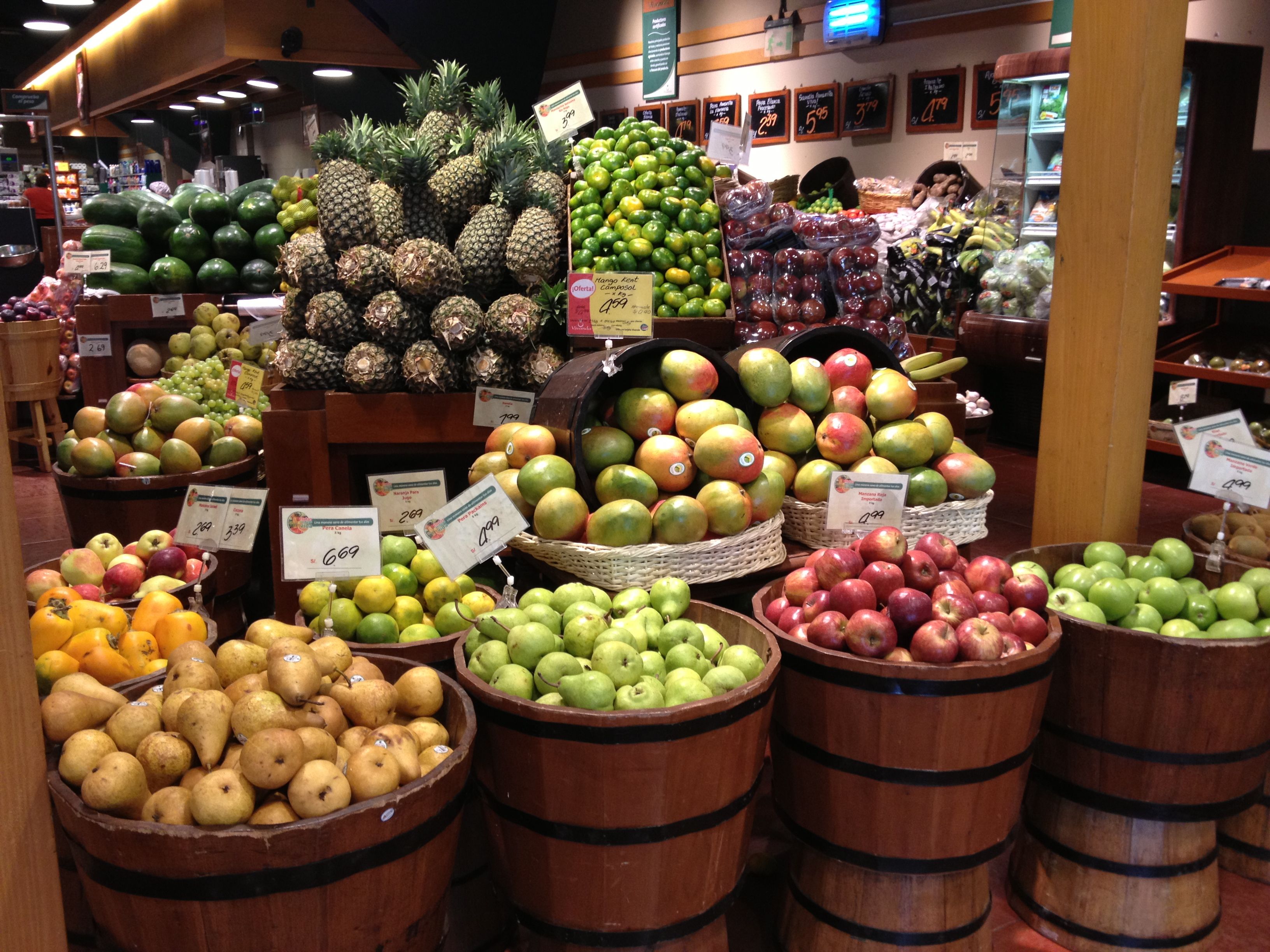 Выкладка фруктов на рынке
