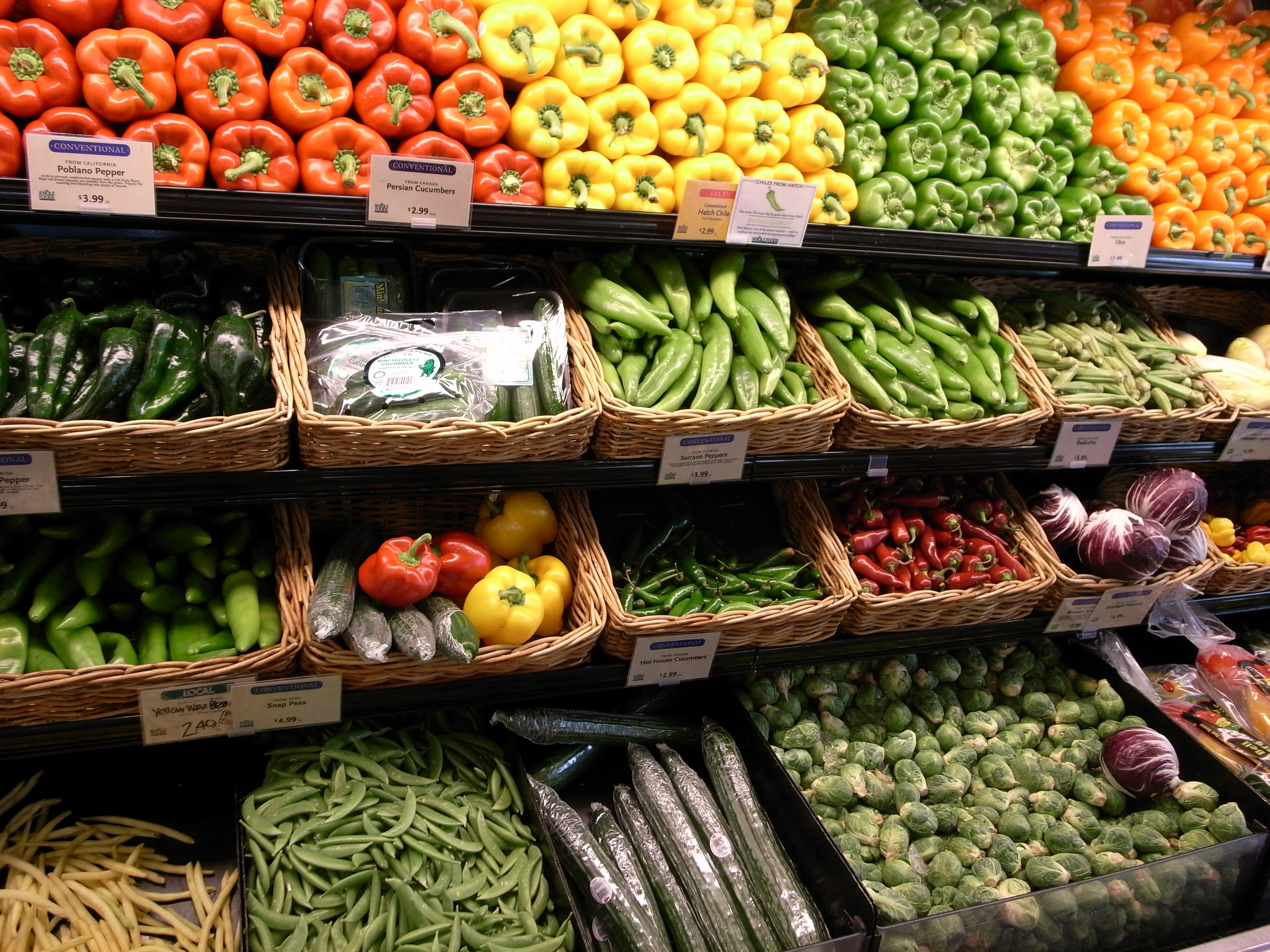 На прилавках магазинов лежат отборные овощи. Прилавок с овощами и фруктами. Выкладка овощей и фруктов. Овощи и фрукты на рынке. Выкладка овощей и фруктов на рынке.