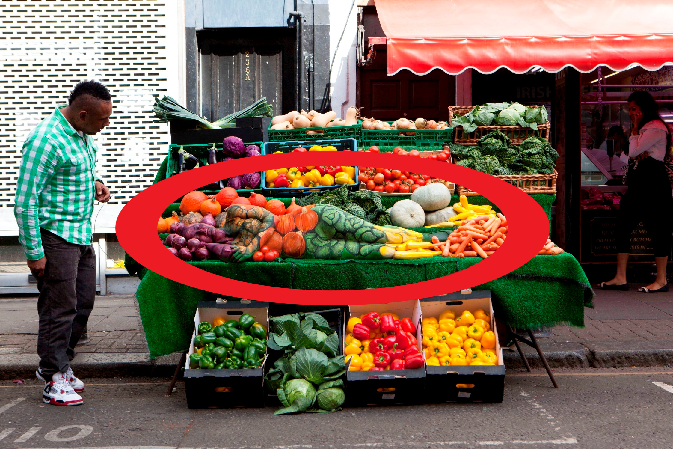 Выкладка овощей и фруктов на рынке