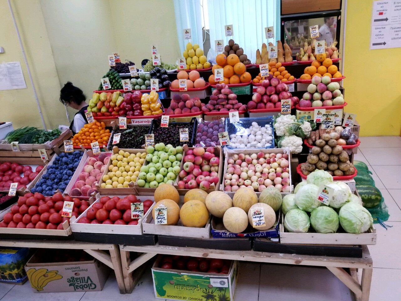Рынок витрины. Выкладка овощей и фруктов на рынке. Фруктовая витрина на рынке. Витрина овощи и фрукты на рынке. Фруктовый прилавок.