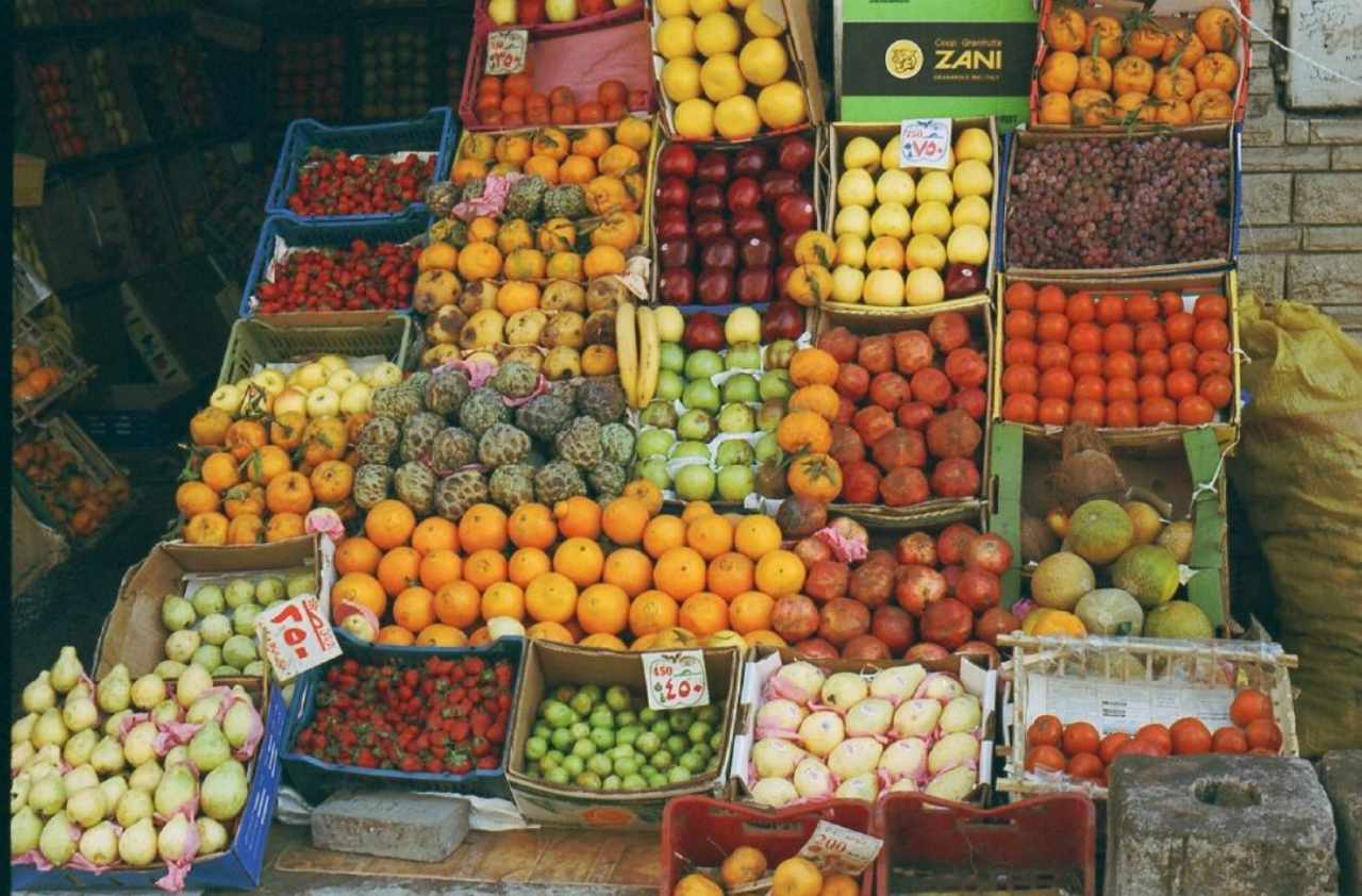 Фрукты есть в египте. Фрукты Египта. Египетские овощи и фрукты. Фрукты на рынке в Египте. Египетские овощи.