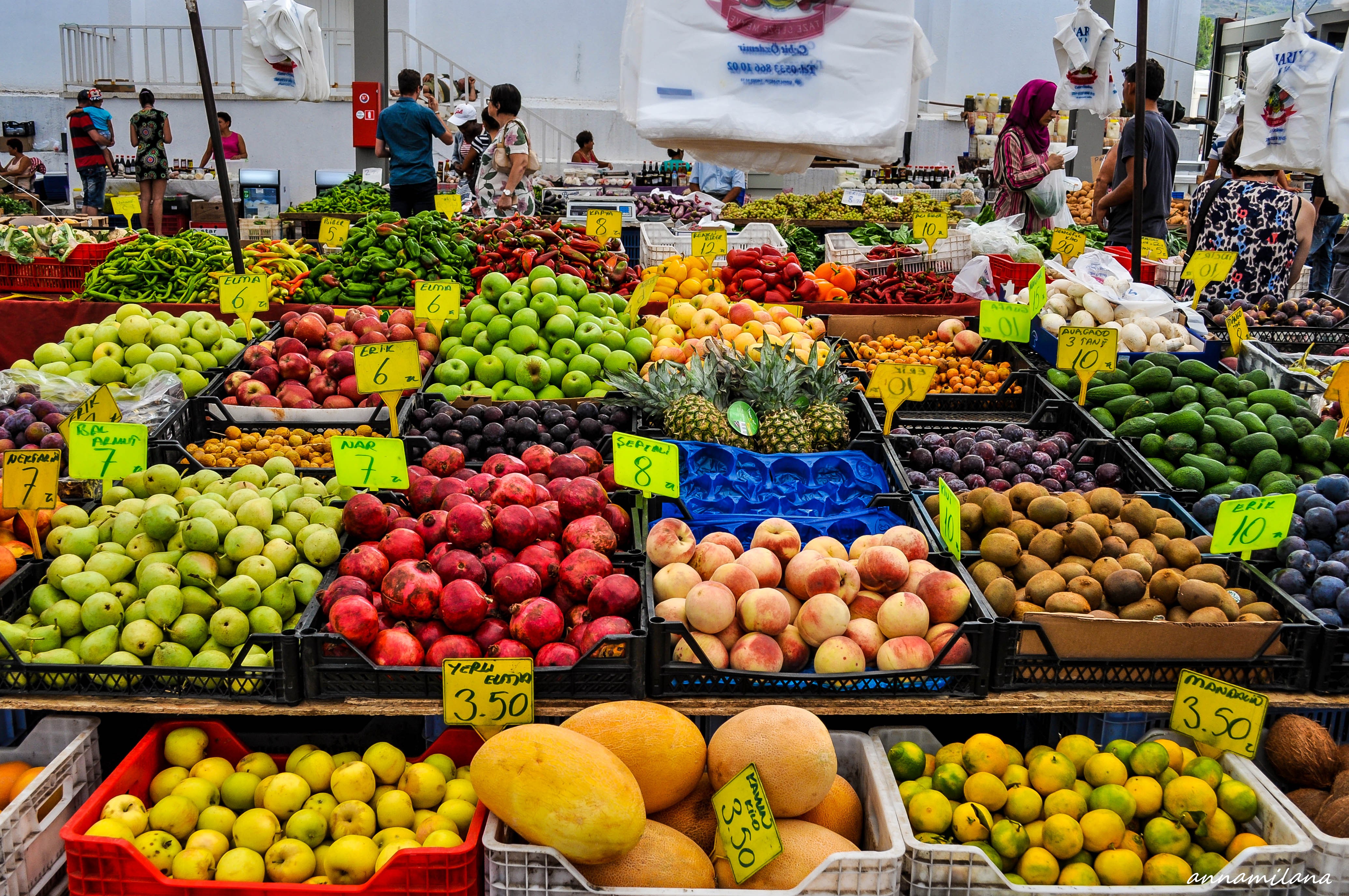 Рынок фруктов в Айя Напе