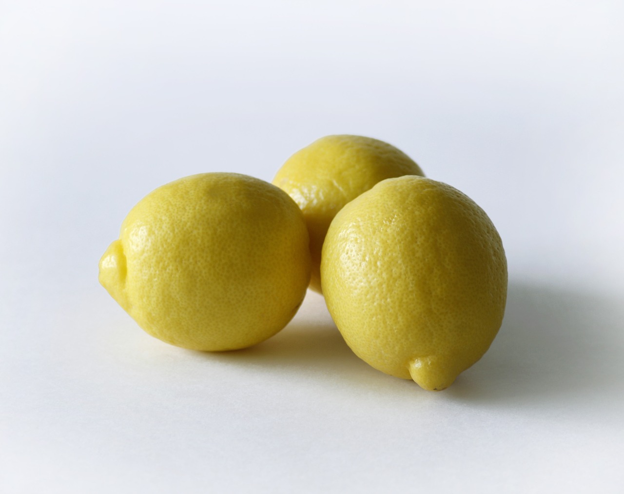 Почему лимон желтый. Лимон Лисбон. Желтый лимон. Желтый лайм. Лимон фото.