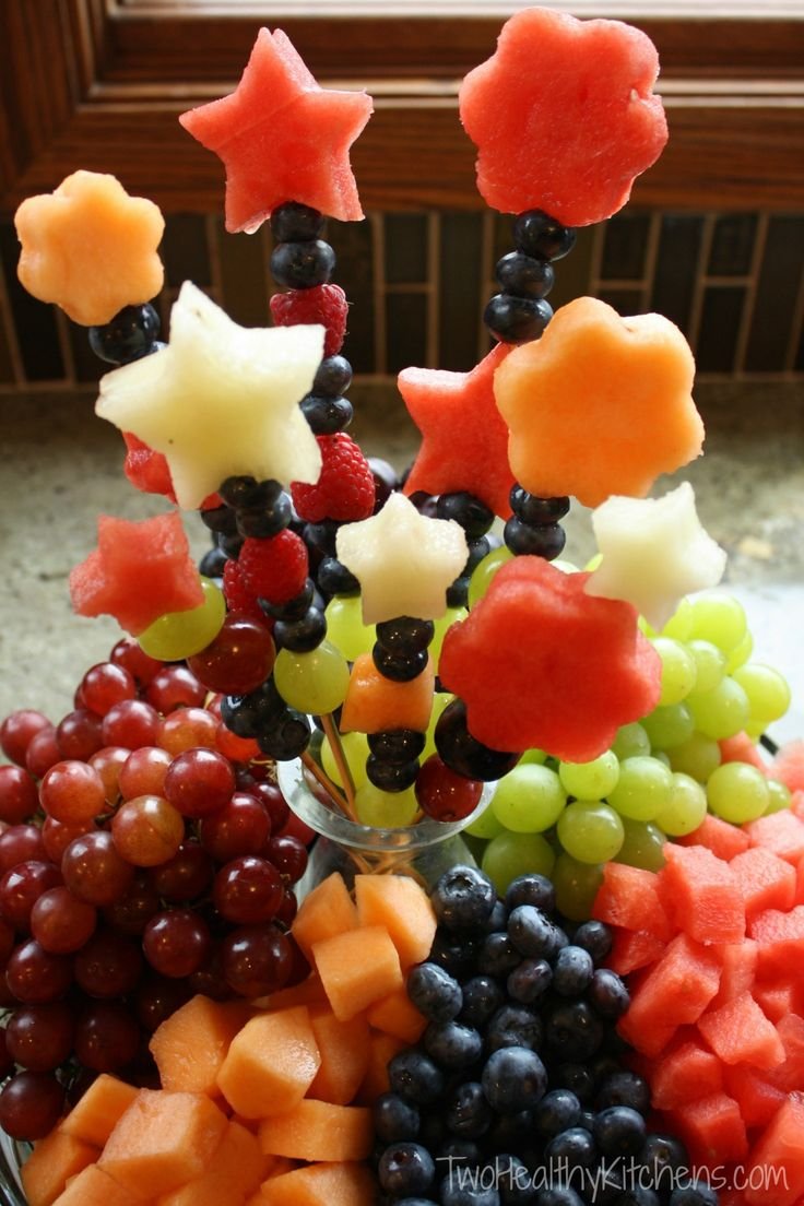 Канапе на шпажках из фруктов на праздничный стол фото