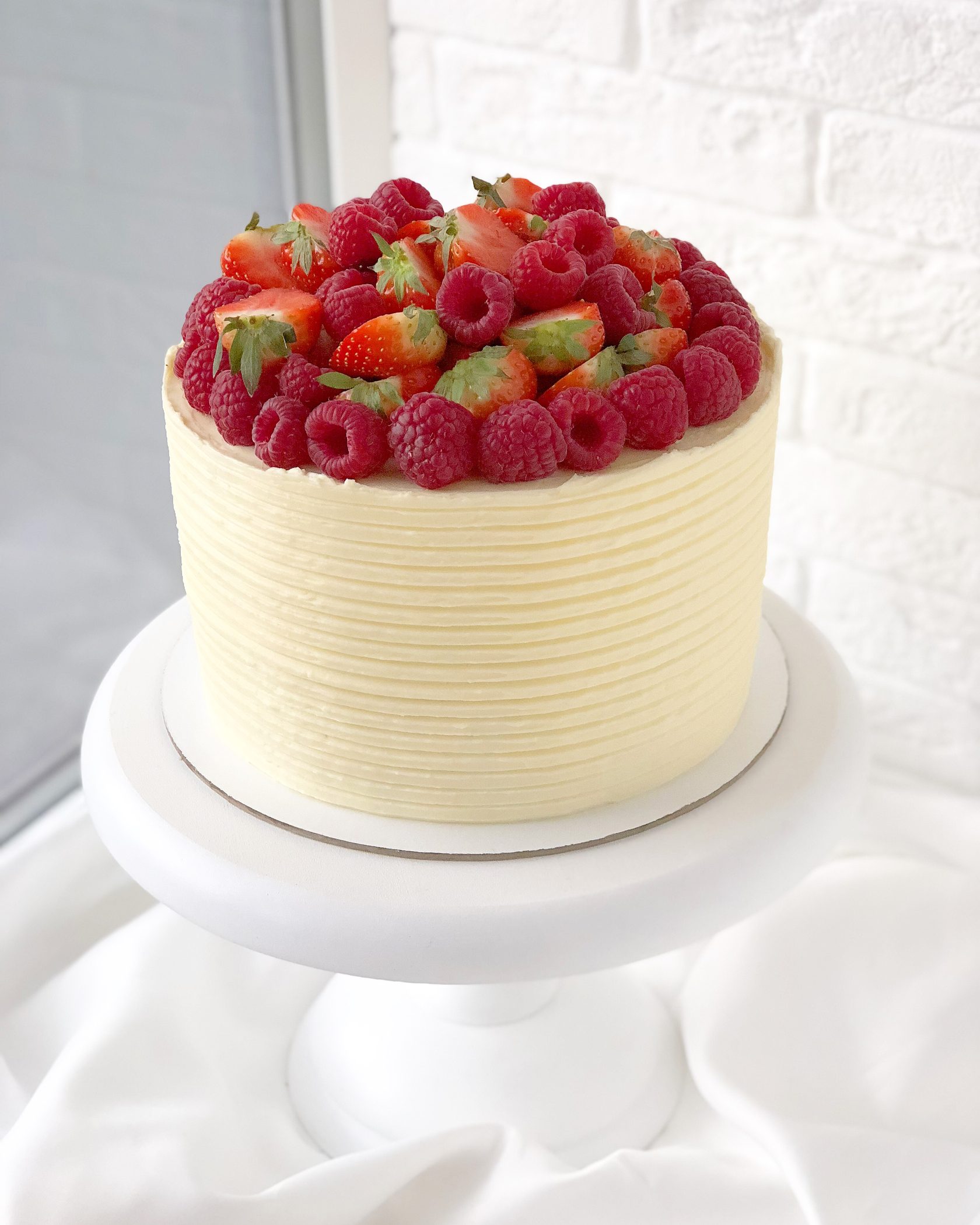 Белый торт с ягодами