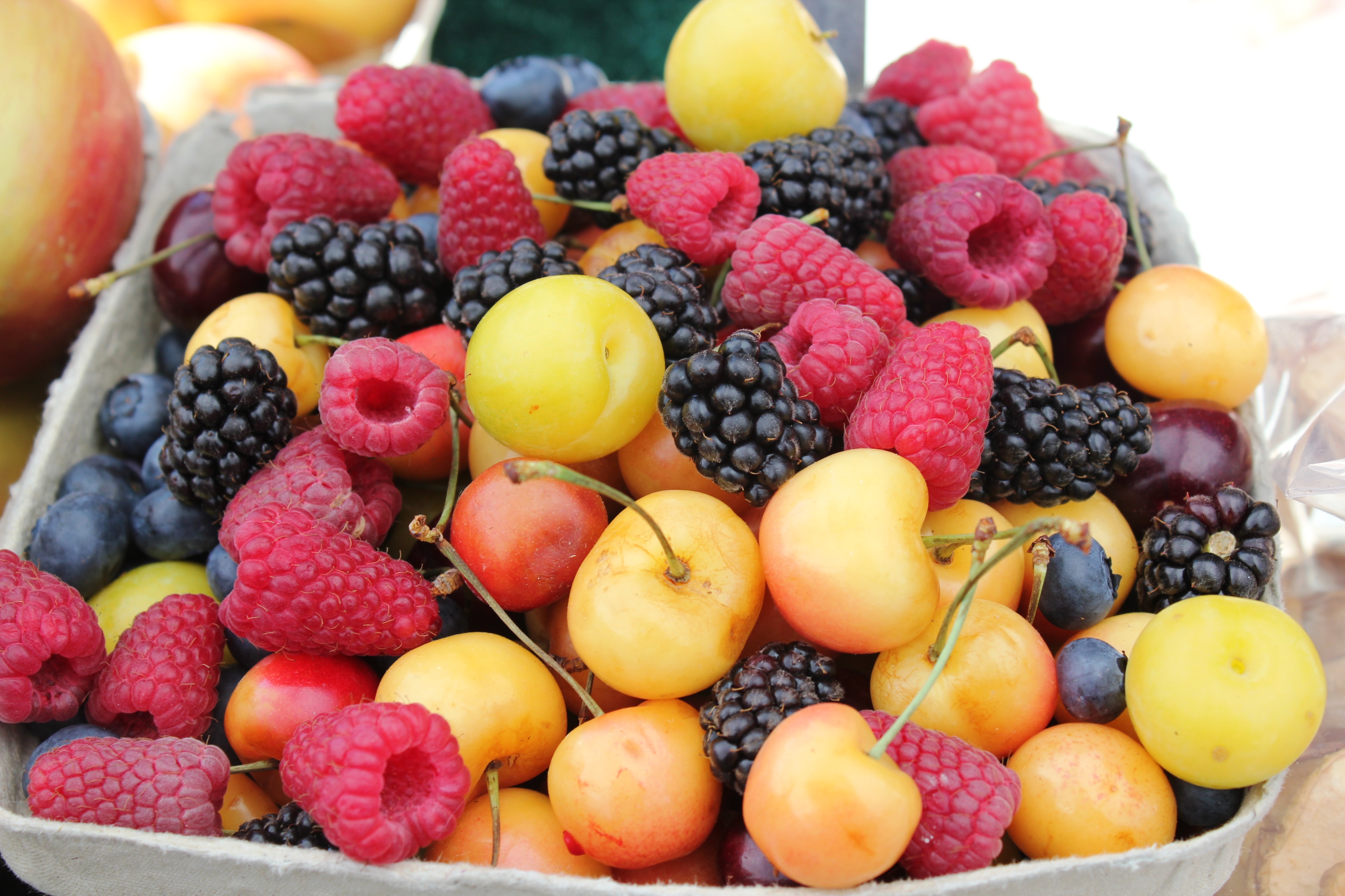 И фрукты там где. Фрукты и ягоды. Разные фрукты. Плод ягода. Фрукт сочный сладкий.