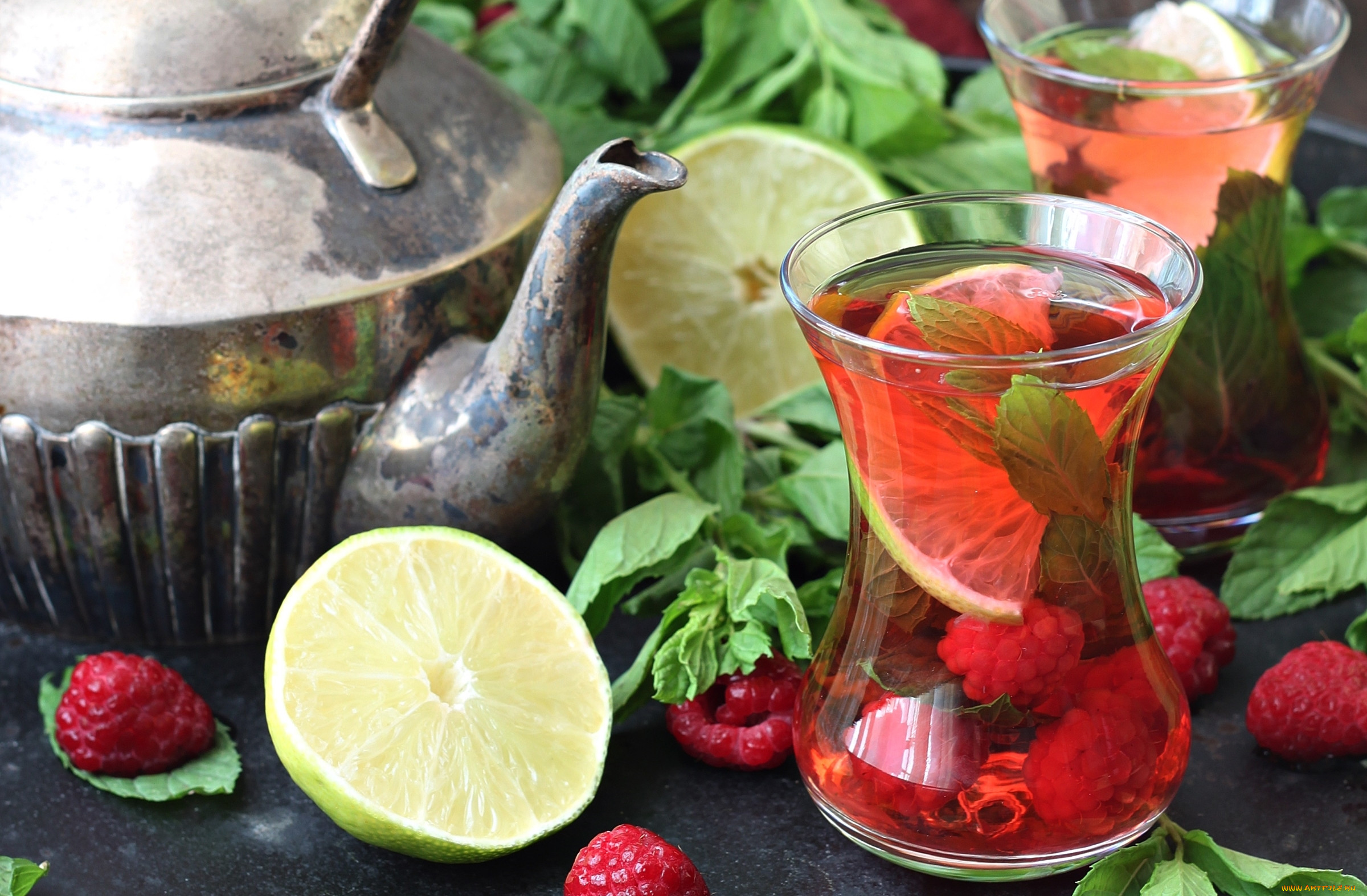 Чай с фруктами и ягодами. Ягодный чай. Фруктово-ягодный чай. Чай с фруктами. Чай с мятой и ягодами.