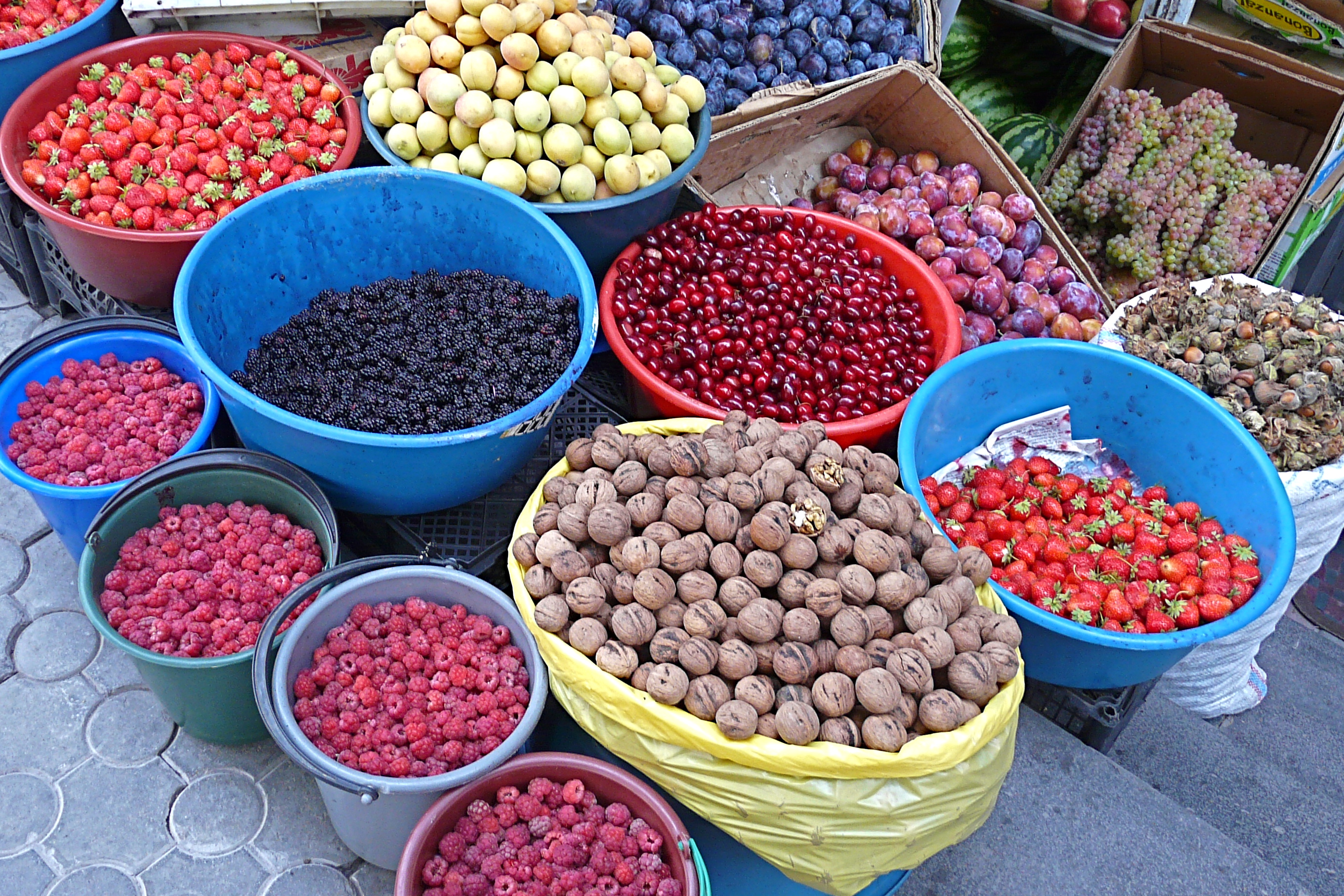 Восточный фруктовый. Ягоды на рынке. Восточные ягоды. Ягоды Узбекистана. Турецкие фрукты и ягоды.