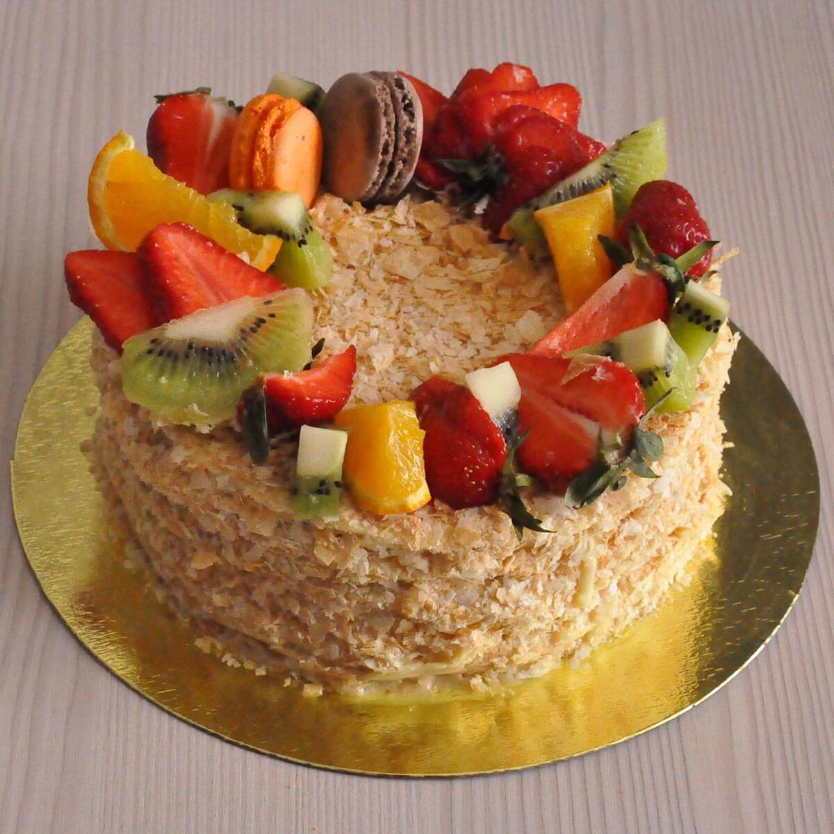 Как украсить наполеон на день рождения. Украшение торта Наполеон. Торт Наполеон украшенный фруктами. Декор торта Наполеон. Наполеон украшенный фруктами.