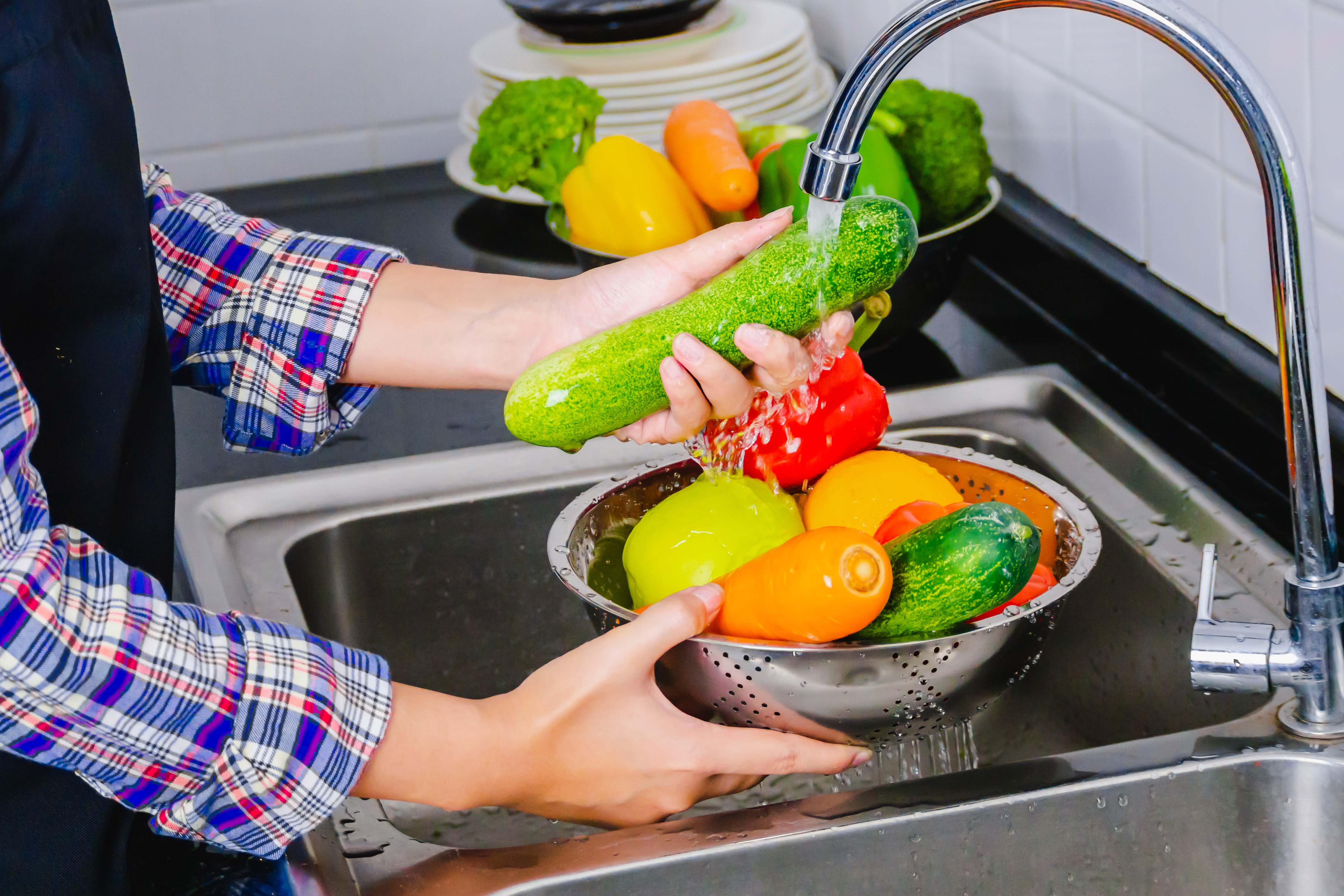 Овощи не мыты. Мытье овощей. Тщательное мытье овощей. Мойка овощей. Аппарат для мытья овощей и фруктов.