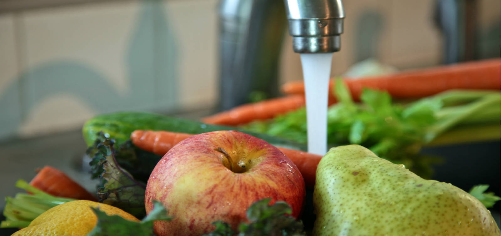 Овощи не мыты. Мытье фруктов. Мытье овощей. Плохо вымытые фрукты и овощи. Пестициды в продуктах питания.