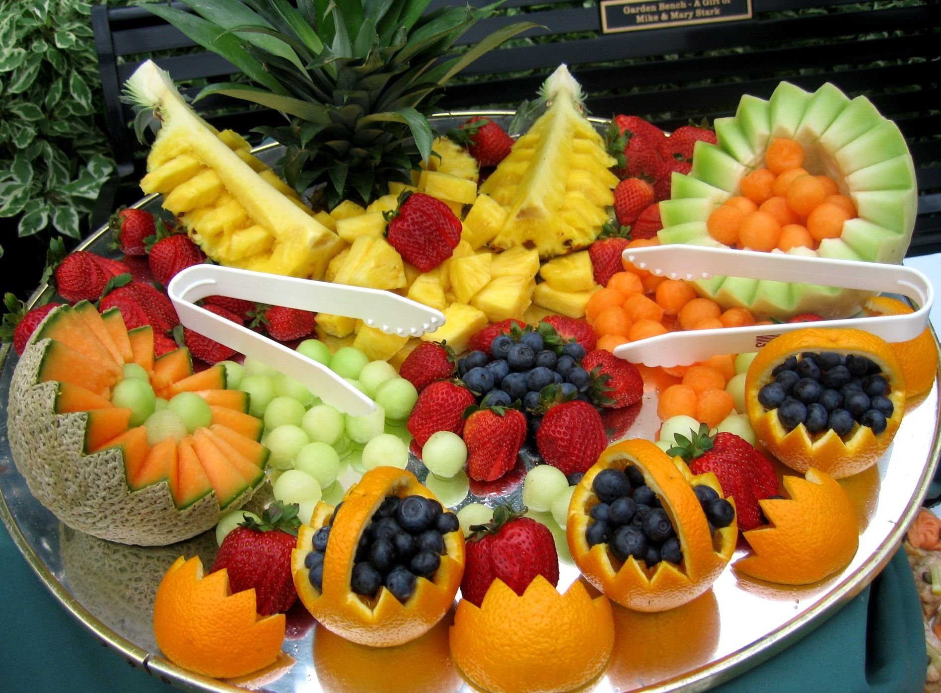 Как красиво нарезать фрукты. Сервировка фруктов. Фрукты на столе. Сервировка фруктов на праздничный стол. Украшение фруктами.