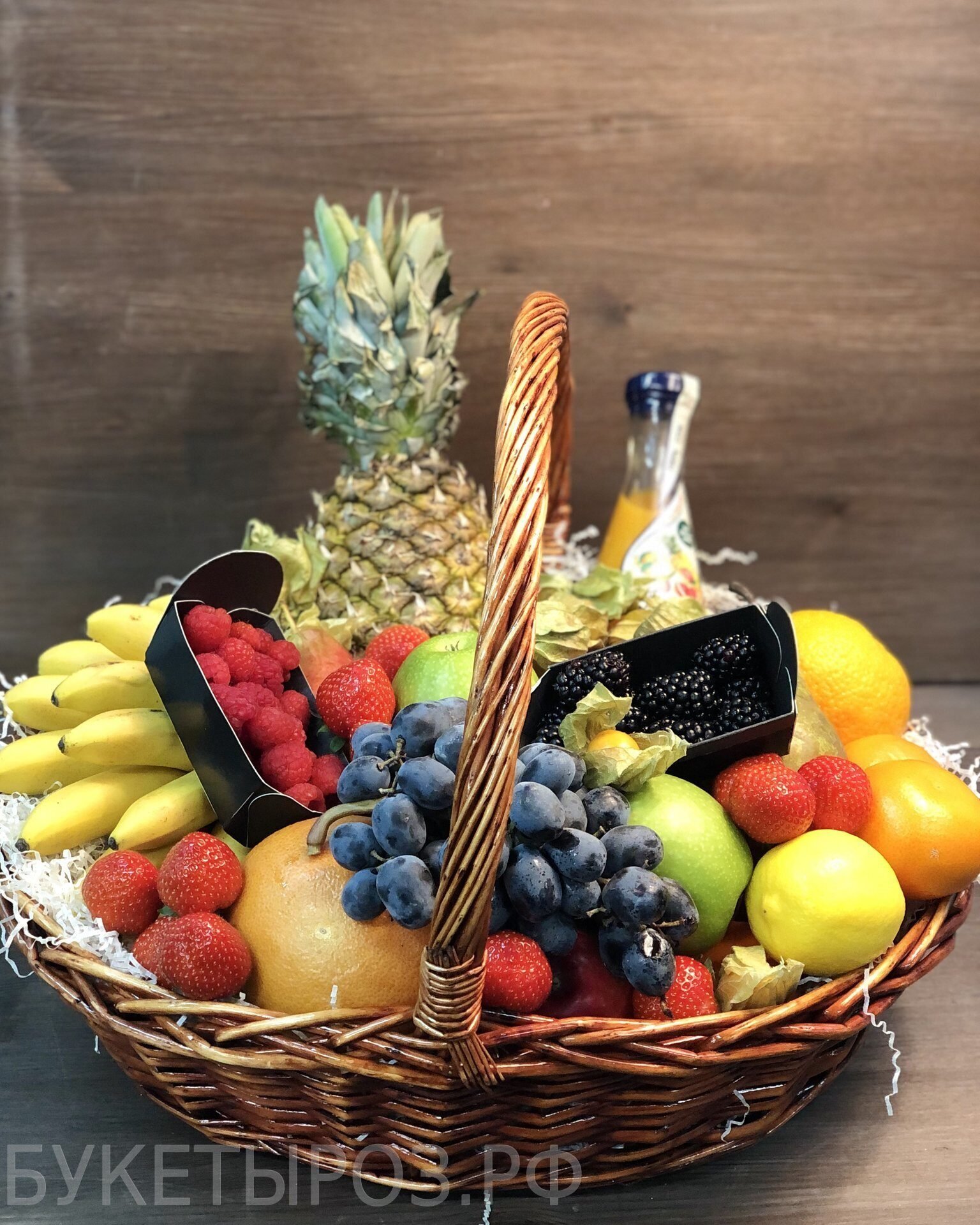 Наполненная фруктами корзина стояла на столе впр