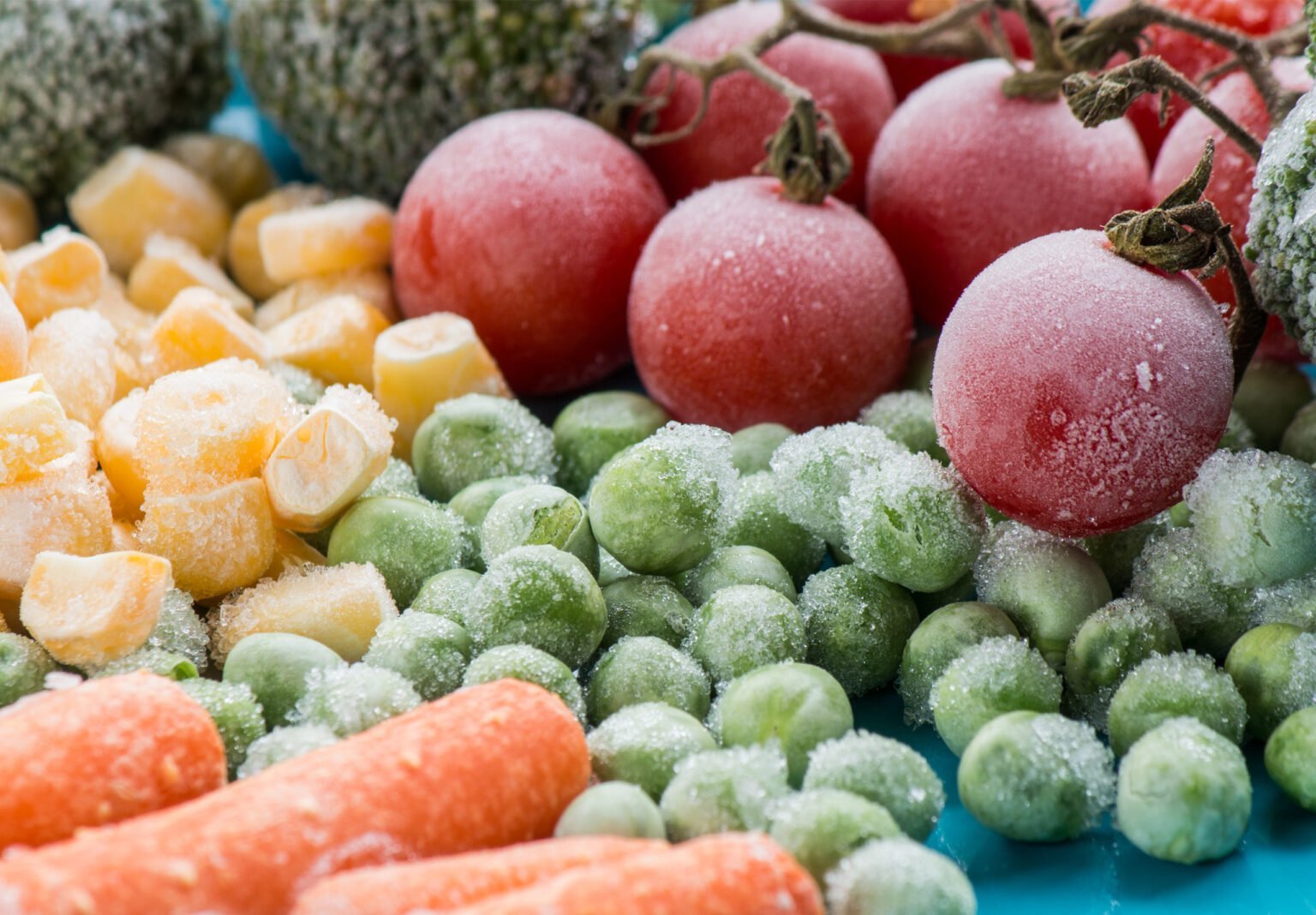 Замороженные продукты. Замороженные овощи и фрукты. Замороженные овощи и фрукты в ассортименте. Замороженные овощи фрукты фон. Замороженные фрукты какие
