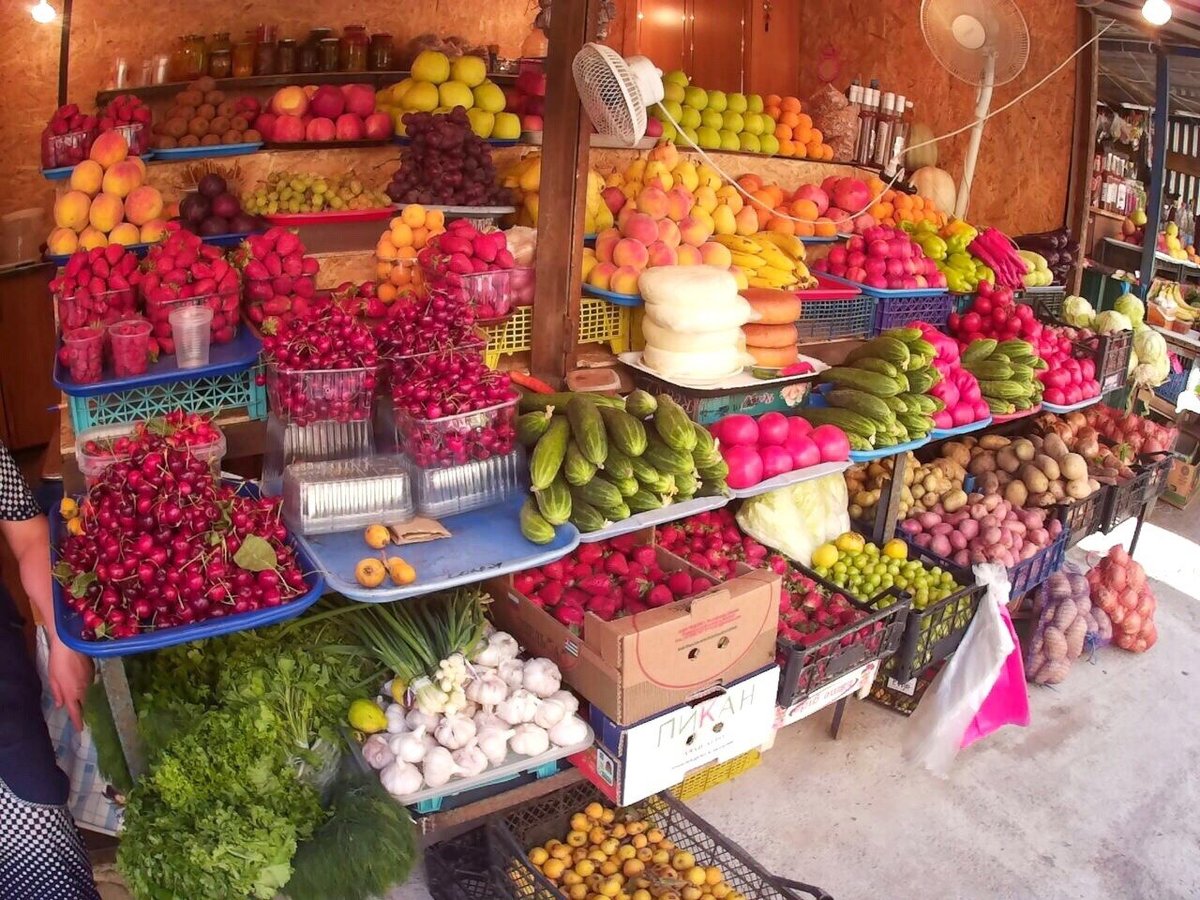 Какие фрукты есть в мае. Сухумский рынок Абхазия Центральный. Рынок Абхазия Сухум рынок. Рынок в Сухуми Абхазия. Рынок в Гагре Абхазия.