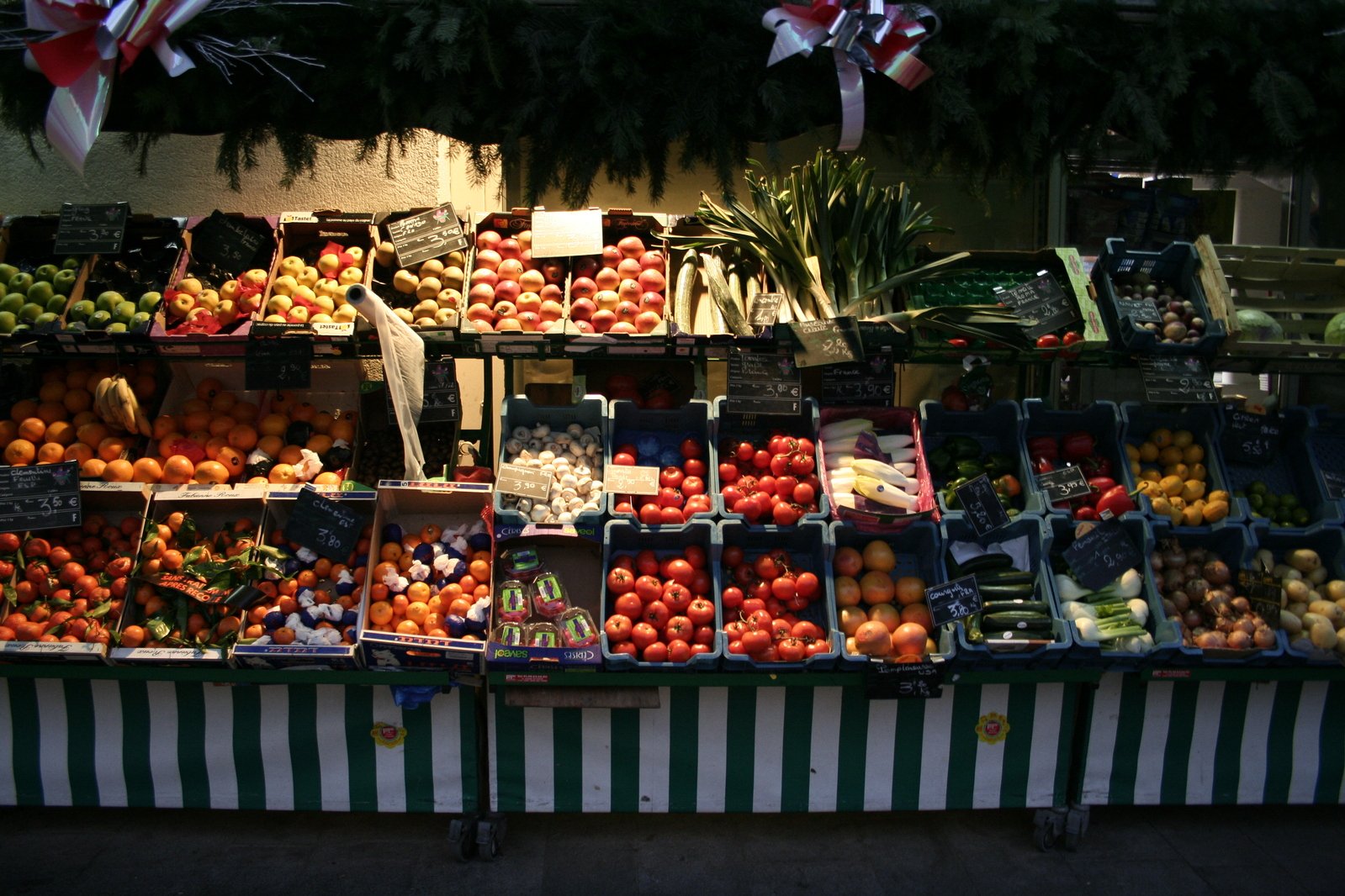 Рынок витрины. Прилавок с овощами и фруктами. Витрина для овощей и фруктов. Витрина овощи фрукты. Выкладка овощей и фруктов на рынке.