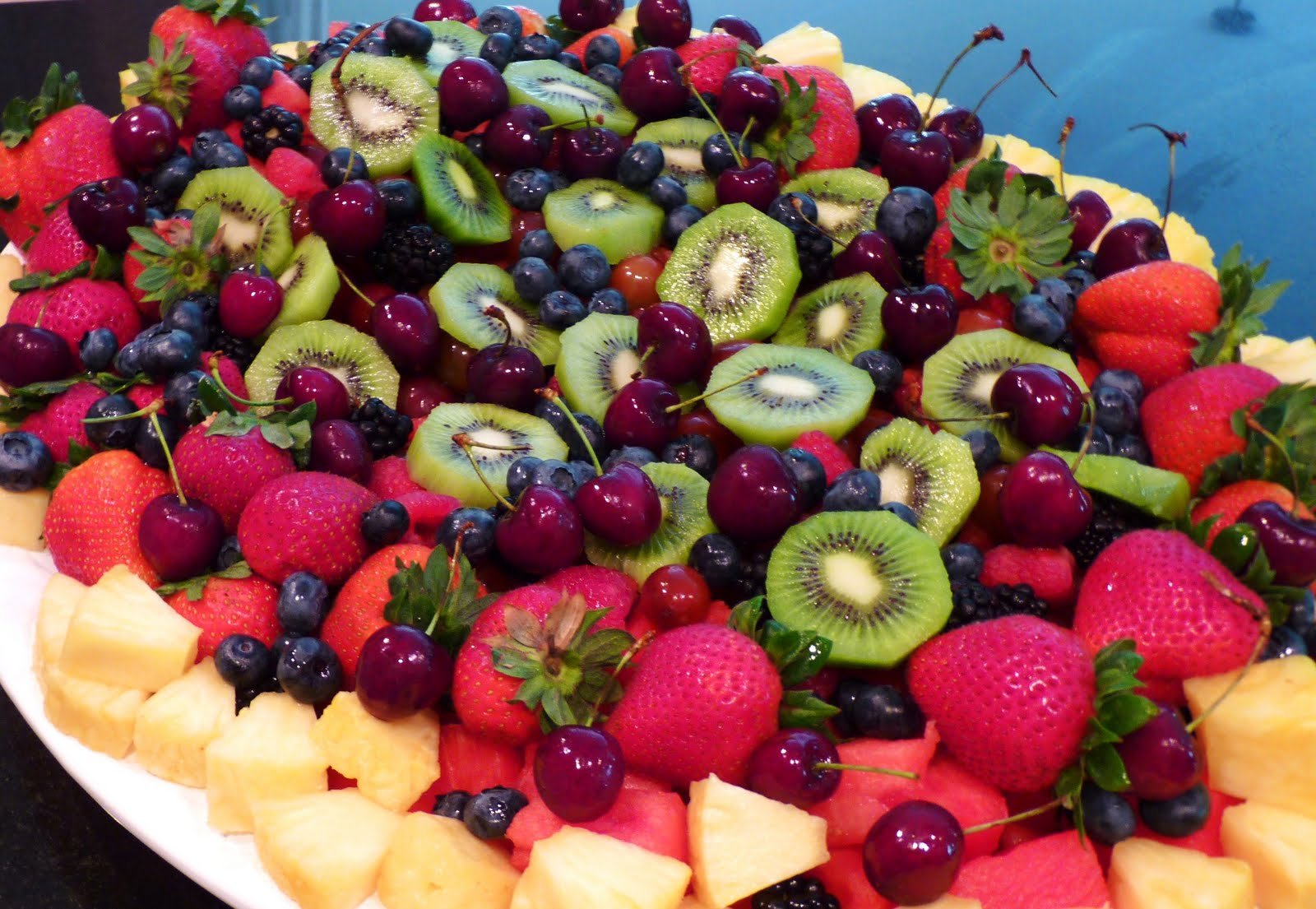 Фруктовый форум. Фрукты на столе. Фрукты и ягоды. Вкусные фрукты. Сладкие фрукты.