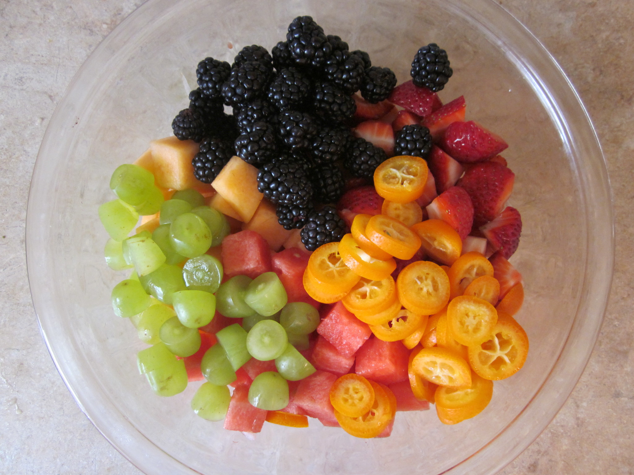 Какие фрукты можно детям. Фруктовая нарезка кубиками. Фруктовый салат Ингредиенты. Фрукты нарезанные кубиками. Кусочки ягод и фруктов.
