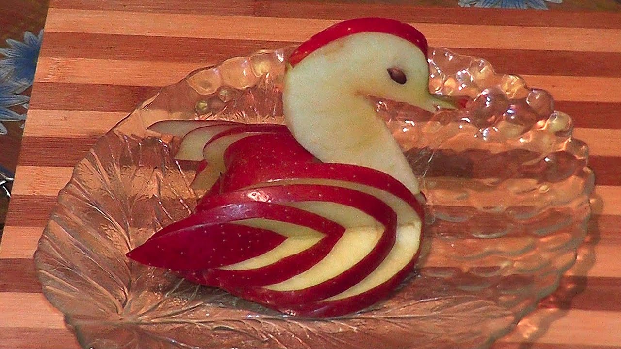 Лебедь из яблока