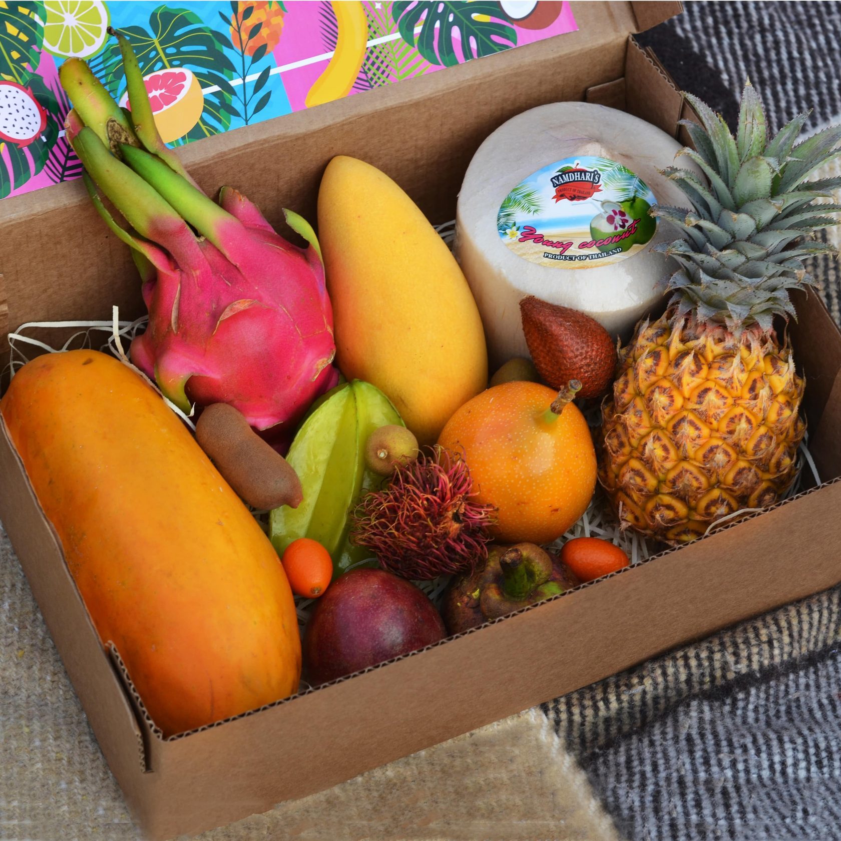 Перевозка фруктов из тайланда. Коробка экзотических фруктов. Ящик с экзотическими фруктами. Коробка с фруктами. Экзотические фрукты в коробке.