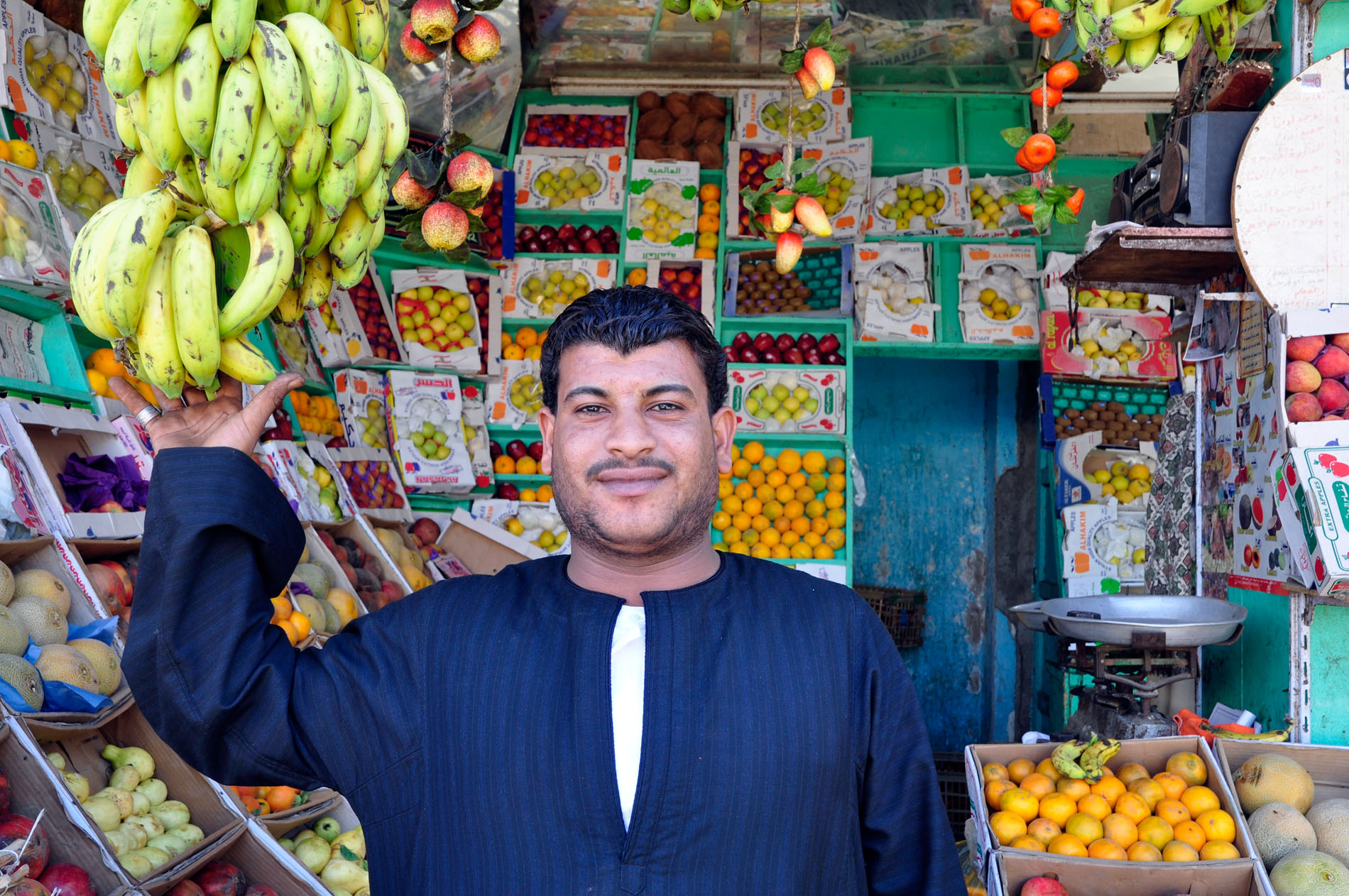 Фрукты есть в египте. Хургада рынок фруктов. Рынок в дахаре Хургада. Продавец фруктов на рынке. Фрукты из Египта.