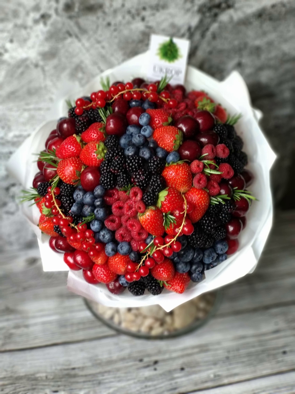Тарелка с ягодами
