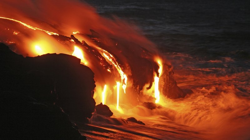 Извержение вулкана лава море