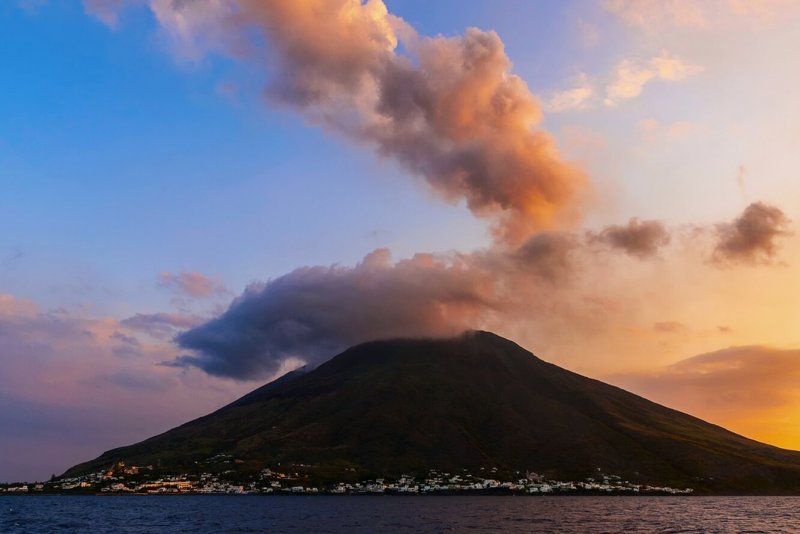 Остров-вулкан Стромболи извержение