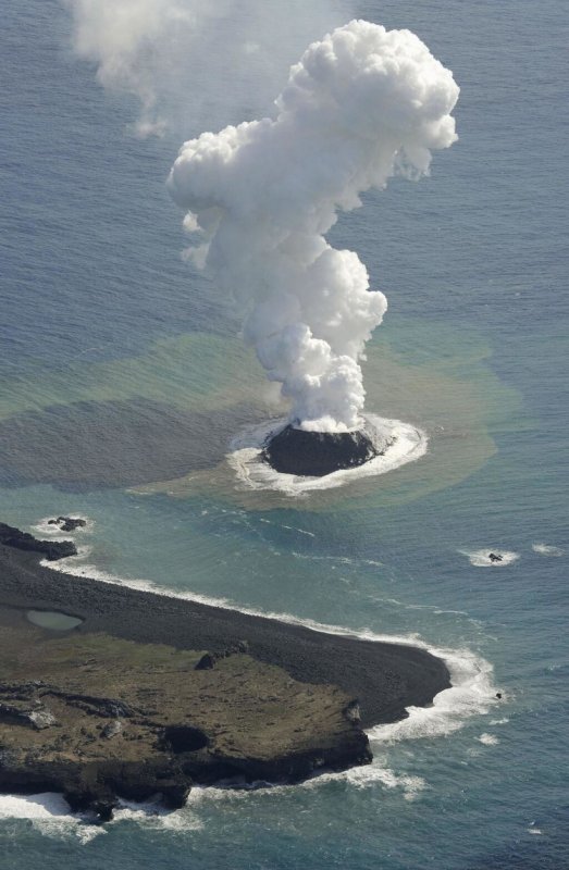 Подводный вулкан в тихом океане