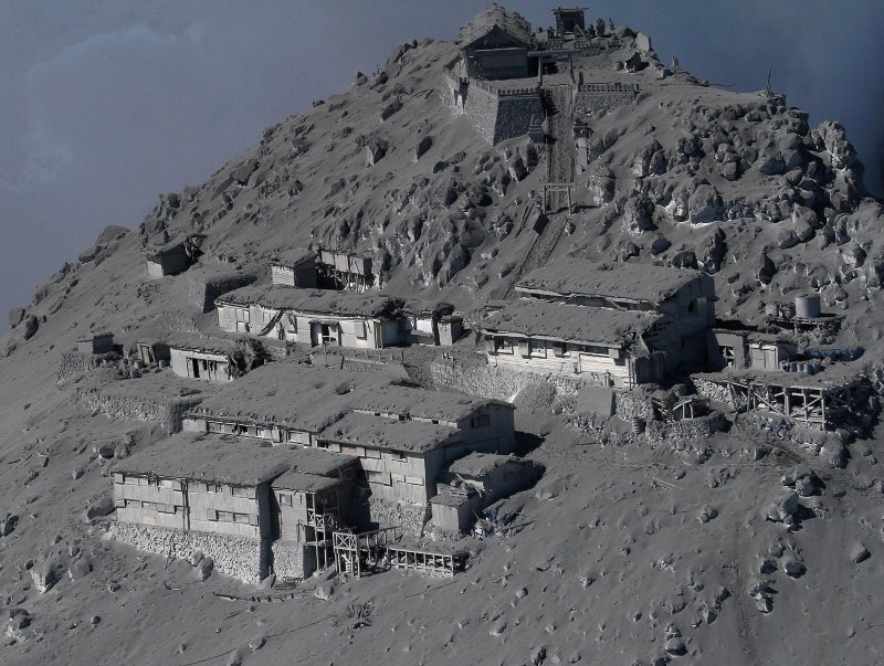 Храм под пеплом после извержения вулкана Онтаке