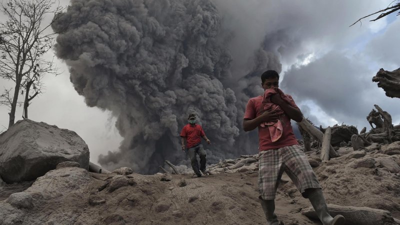 Индонезия вулкан Синабунг извержение 2020
