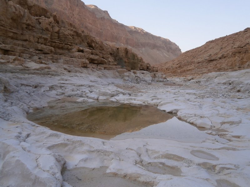 Кувшин с водой в пустыне