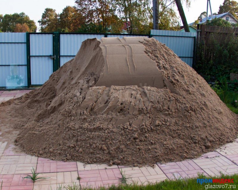 Кучи песка на стройке