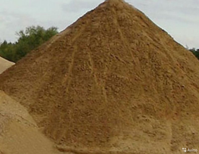Дети строят из песка