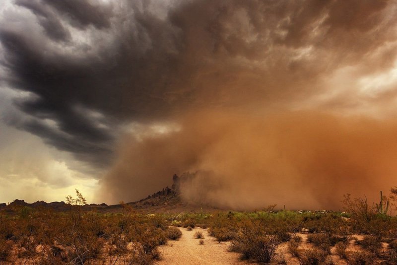 Пыльная буря в пустыне