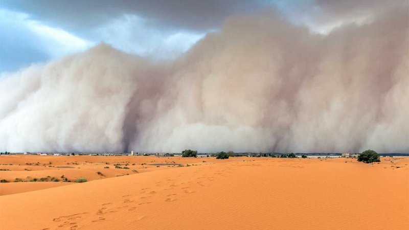 Песчаная буря в пустыне сахара