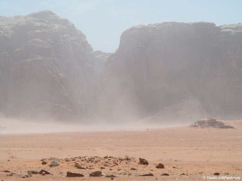 Песчаная буря в пустыне