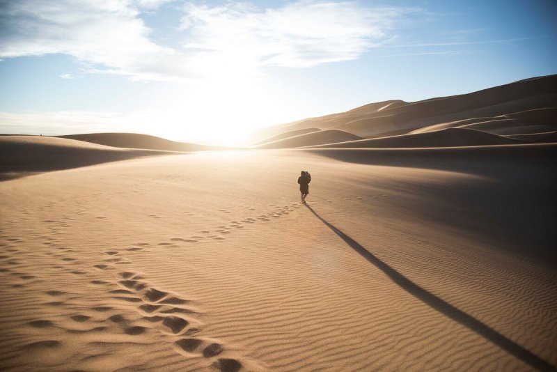 Следы на песке в пустыне