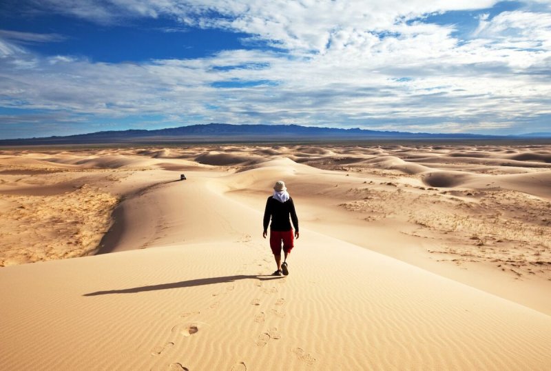 Человек один в пустыне