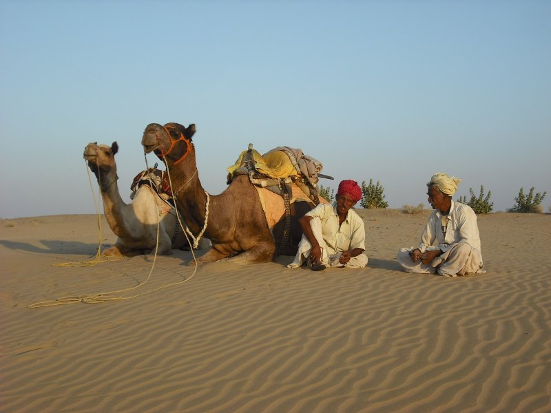 Араб с верблюдом в пустыне