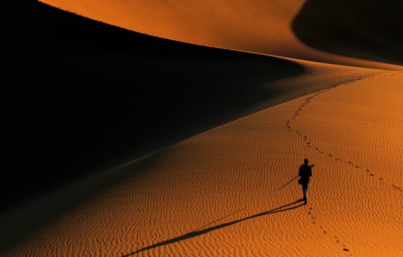 Одинокий Путник в пустыне