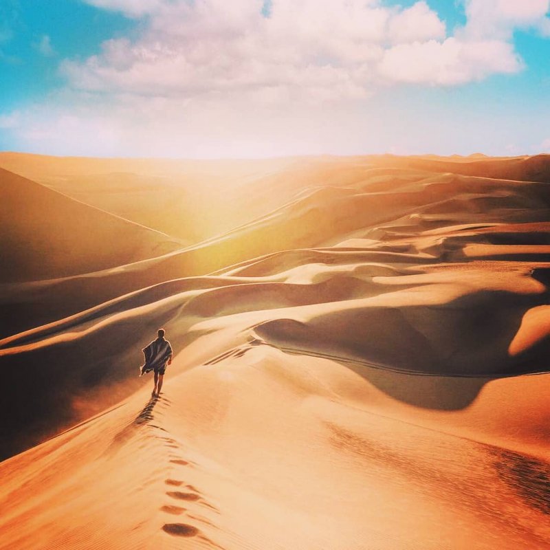 Человек идет по пустыне