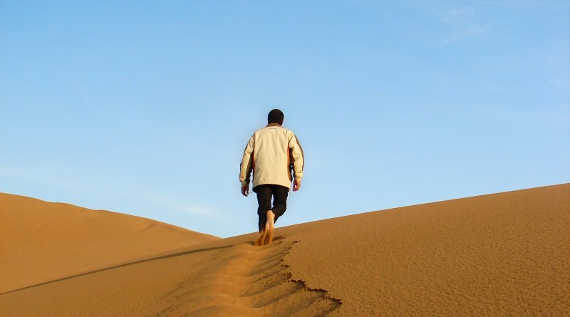 Человек идет в пустыне