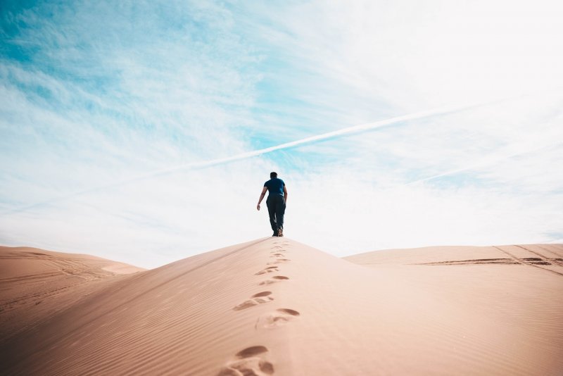 Человек идет по пустыне