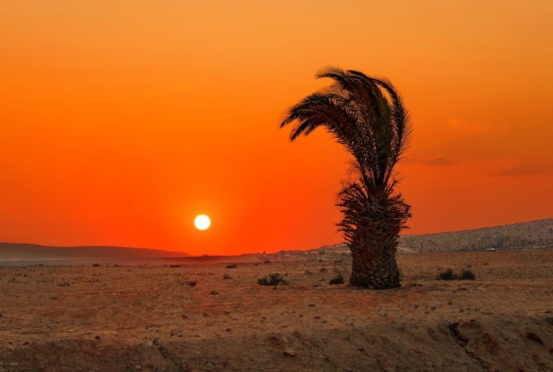 Закат в пустыне Негев в Израиле