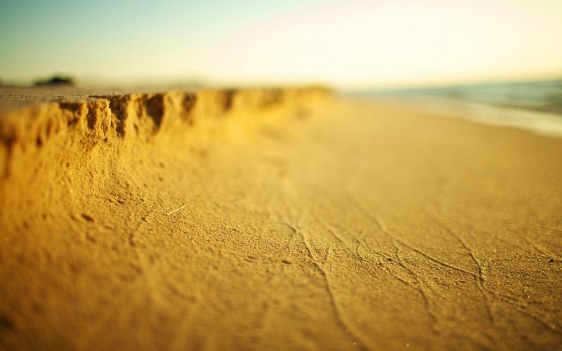 Бирюзовое море и желтый песок