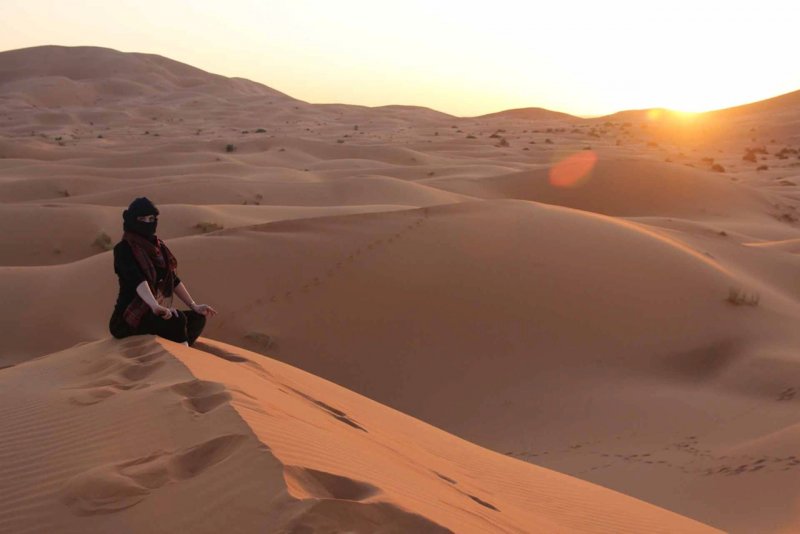 Арабские мужчины в пустыне