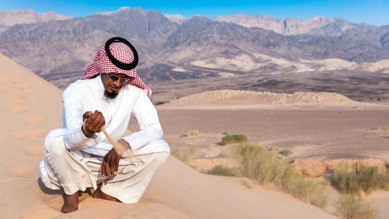 Араб в белом в пустыне